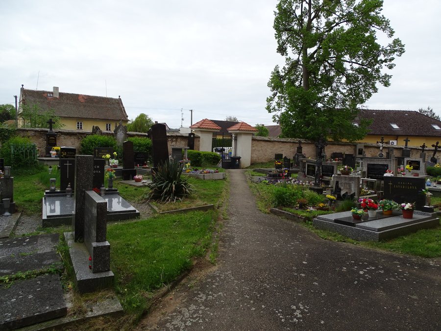 File:Vrchotovy Janovice, hřbitov, jižní brána.jpg