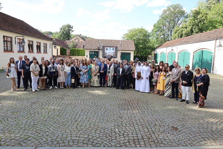 File:Fotografie de grup „Heritage Without Borders” la Domeniul Regal Săvârșin (2026).jpg