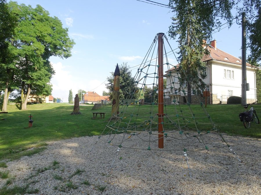 File:Kunín, dětské hřiště.jpg