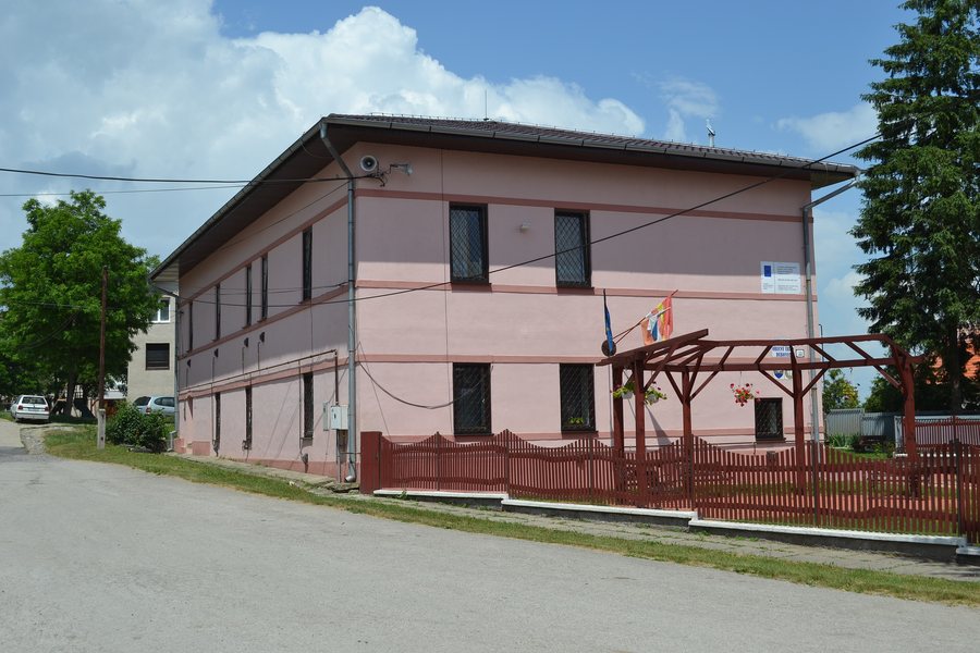 File:Dubovec - Obecný úrad.jpg