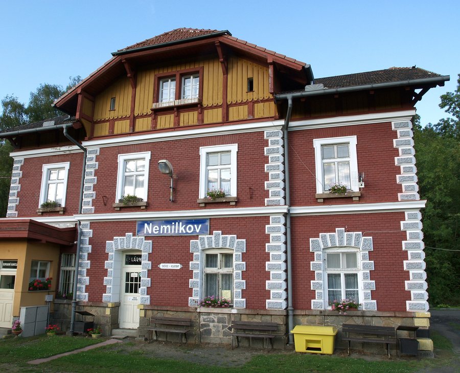 File:Nemilkov - železniční stanice.jpg