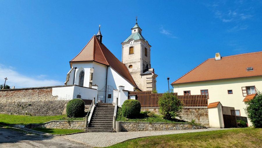 File:Kostel sv. Petra a Pavla, Volfířov.jpg