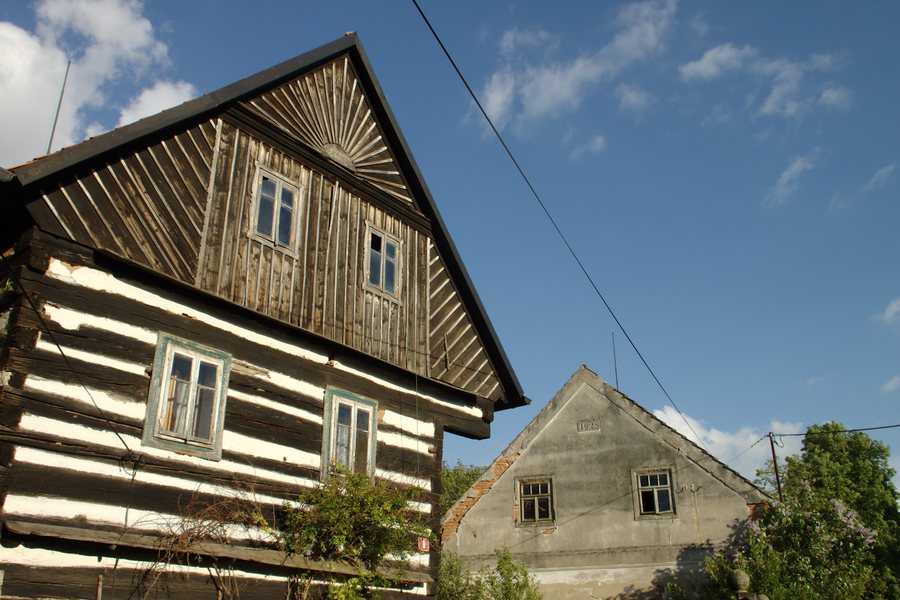 File:Dobřeň, čelní štíty.jpg
