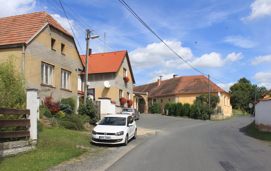 File:Poděvousy, main street 2.jpg
