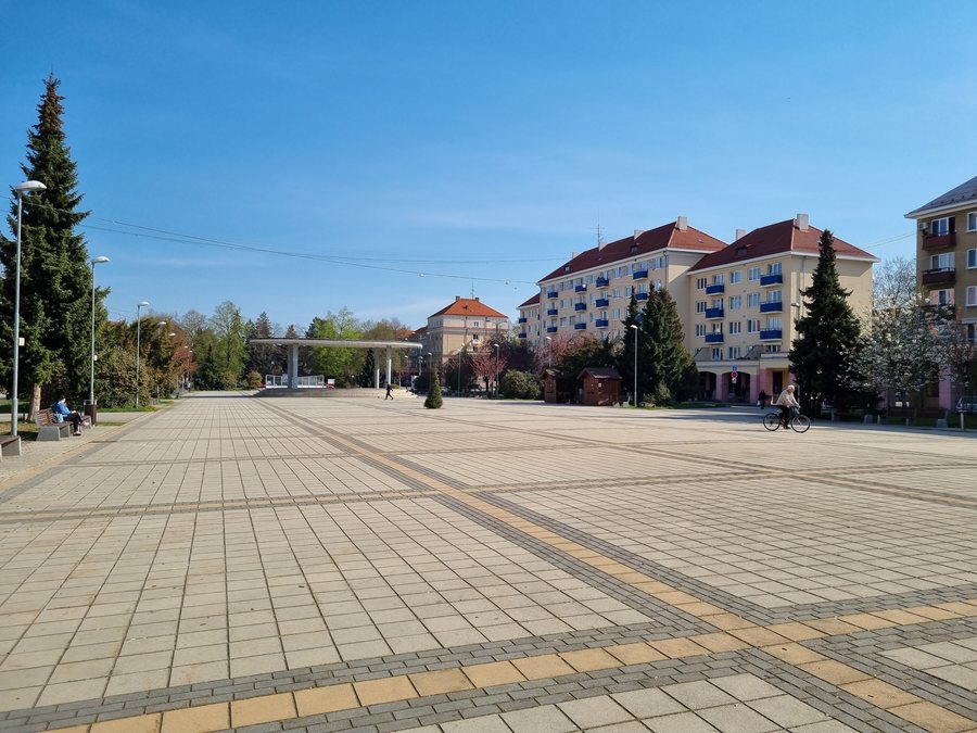 File:Nová Dubnica - Mierové námestie.jpg