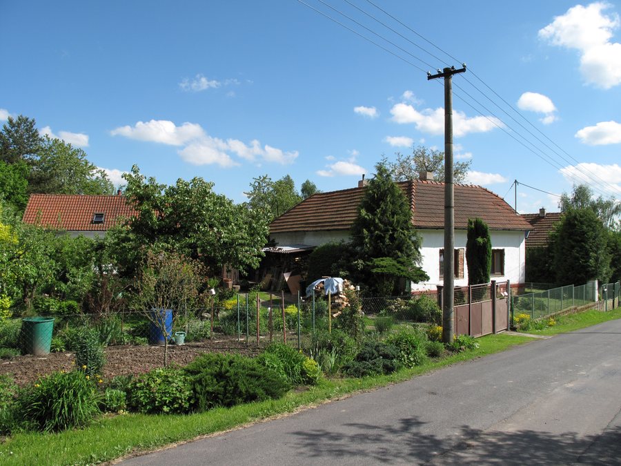 File:Brník (Oleška), dům se zahradou.jpg