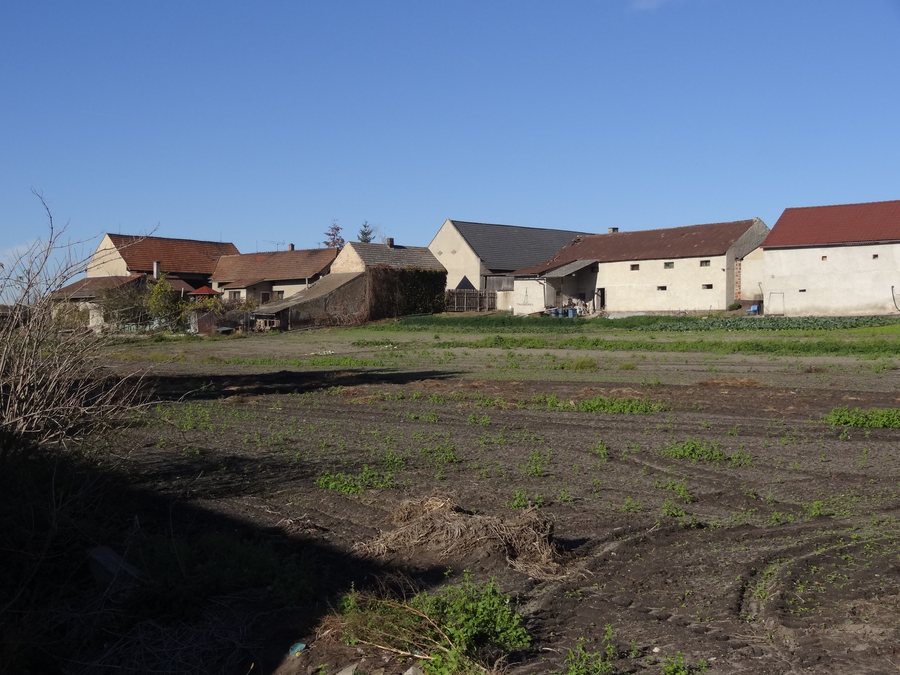 File:Ovčáry (u Dřís) - dvůr čp. 1, pohled od uličky u domů čp. 21 a 14.jpg