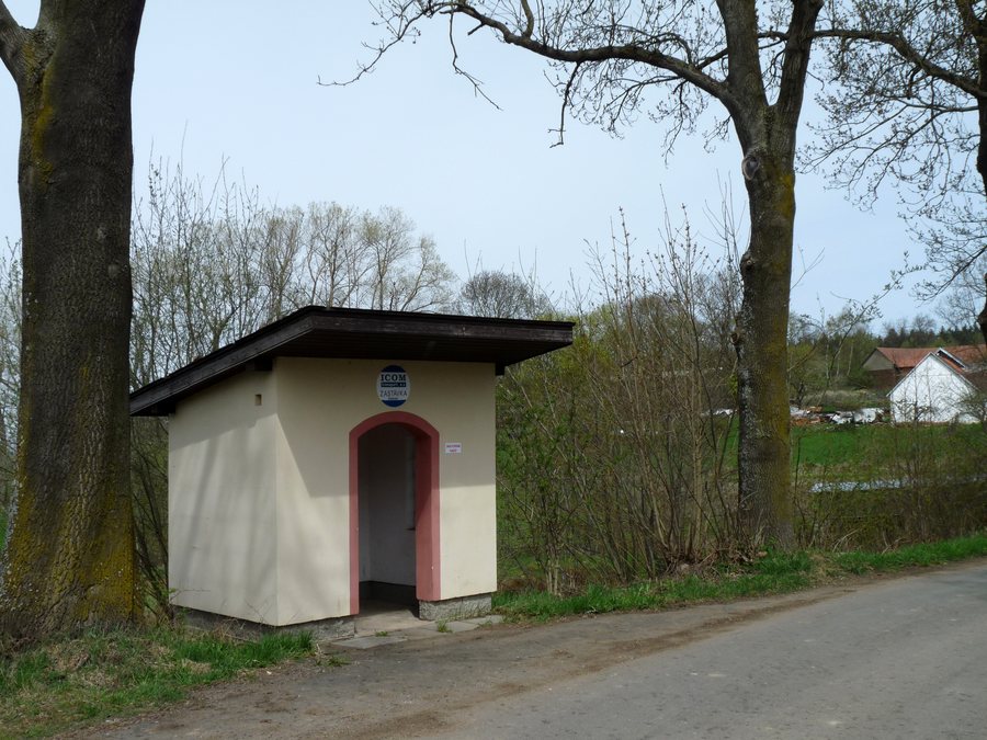 File:Zlátenka, zastávka 01.jpg