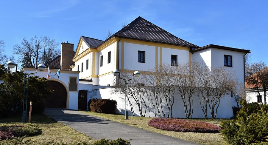 File:Smrečany, Slovakia - manor-house 01.jpg