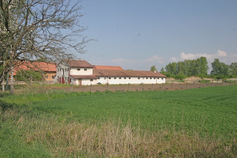 File:Lány u Dašic - bývalý kravín.JPG