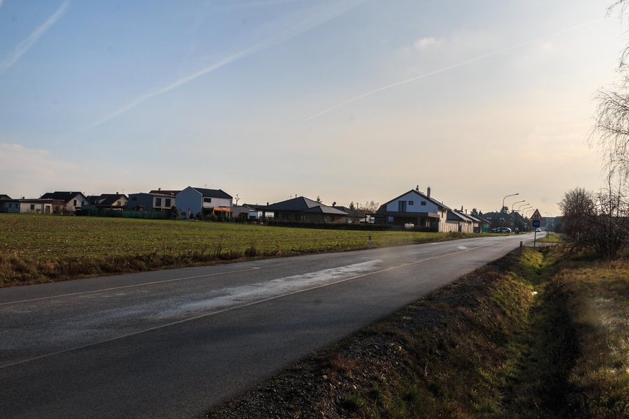 File:Pohled na Srch při příjezdu od žst. Stéblová 01.jpg