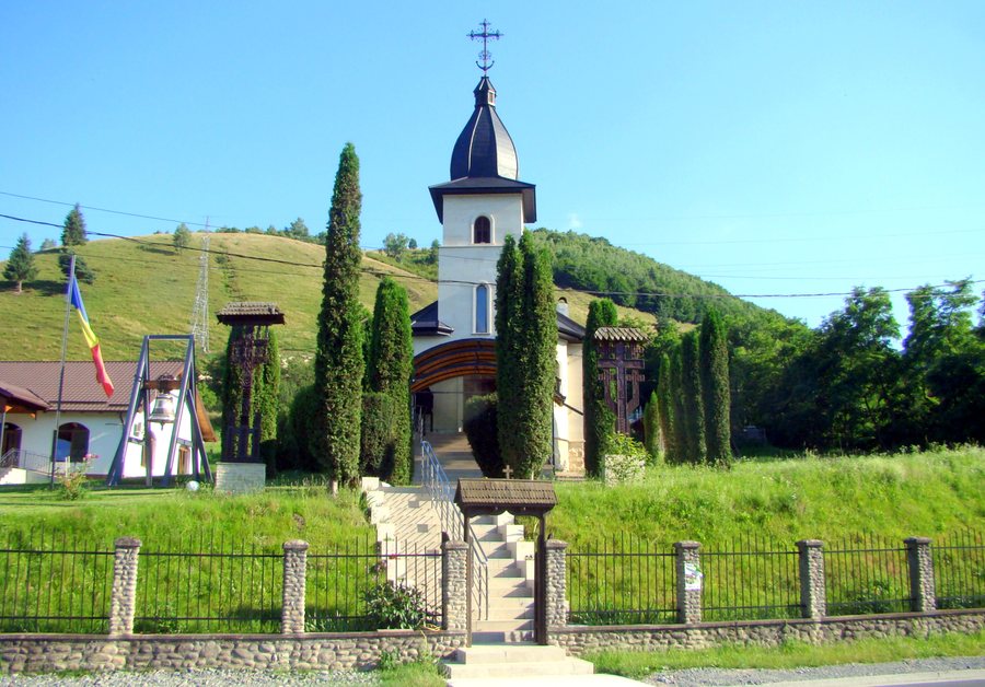 File:Biserica Sfinții Trei Ierarhi din Someșu Cald (2).jpg