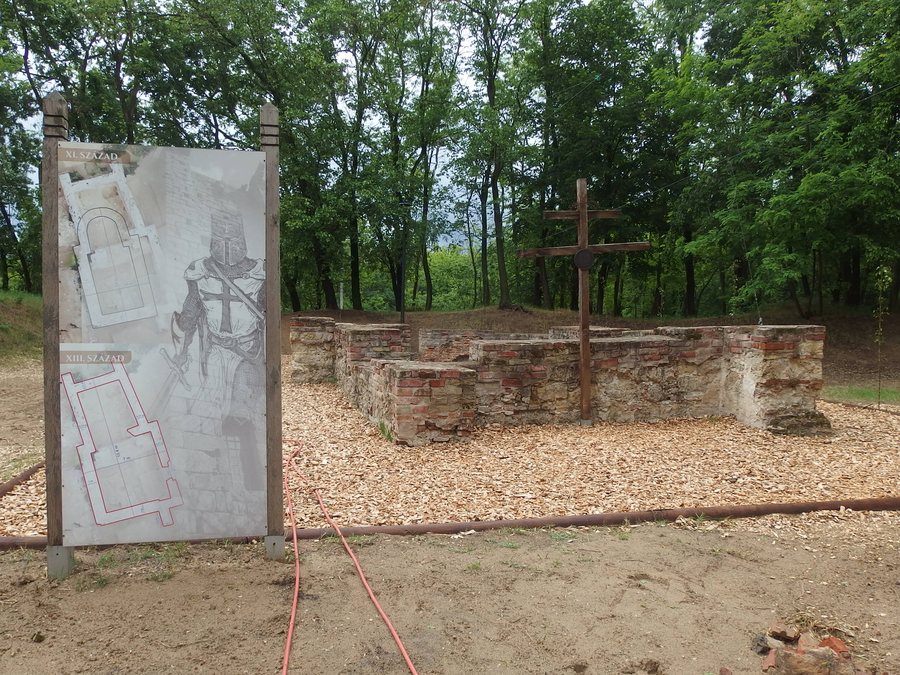 File:Lakitelki templomrom.jpg