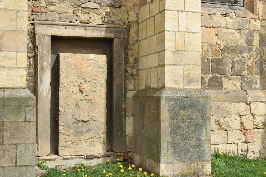 File:Libčeves 2025-04-17 Kostel Stětí svatého Jana Křtitele - náhrobník.jpg