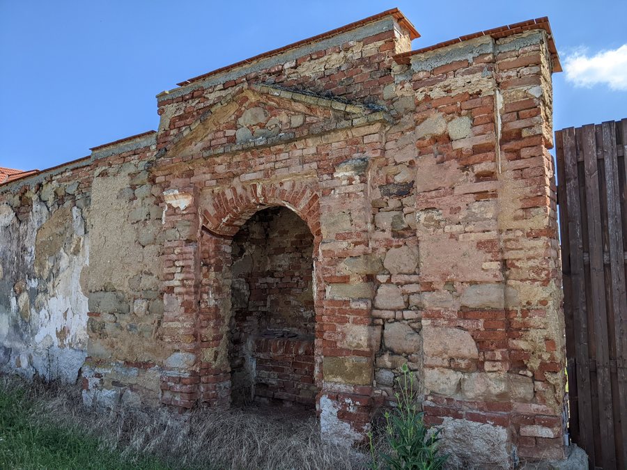 File:Úherce (Auherzen) - kaplička Božího Těla u statku čp. 19 (stav červen 2023) (1).jpg