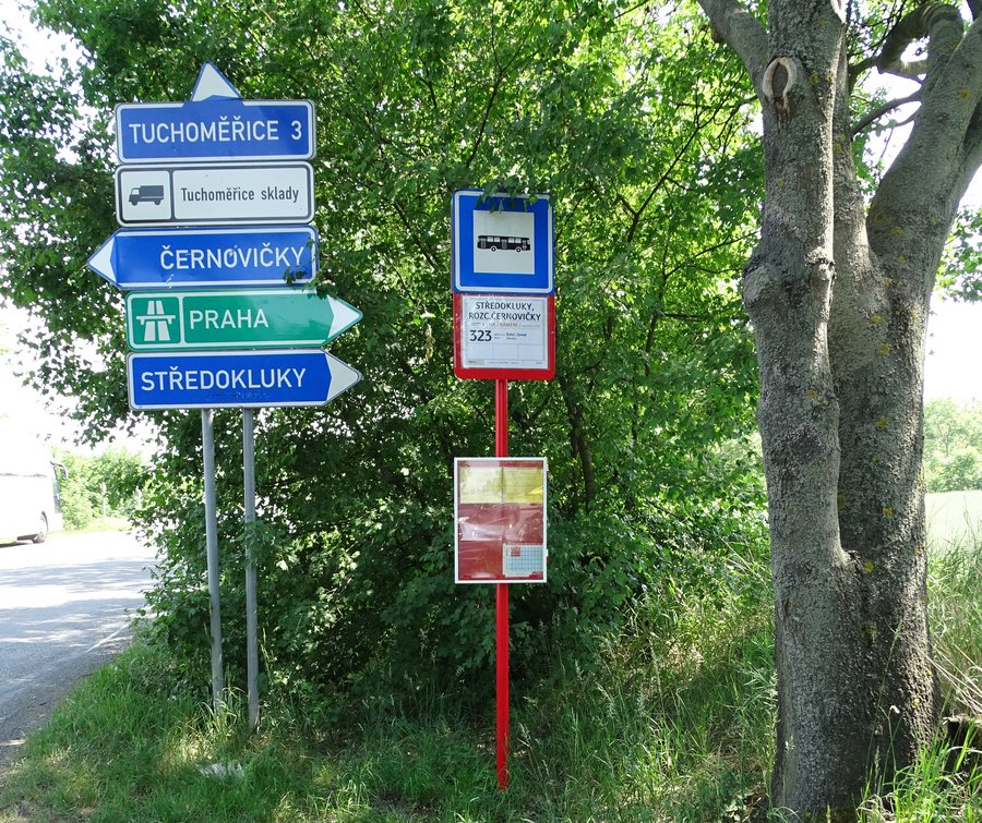File:Středokluky, Rozcestí Černovičky, zastávka.jpg