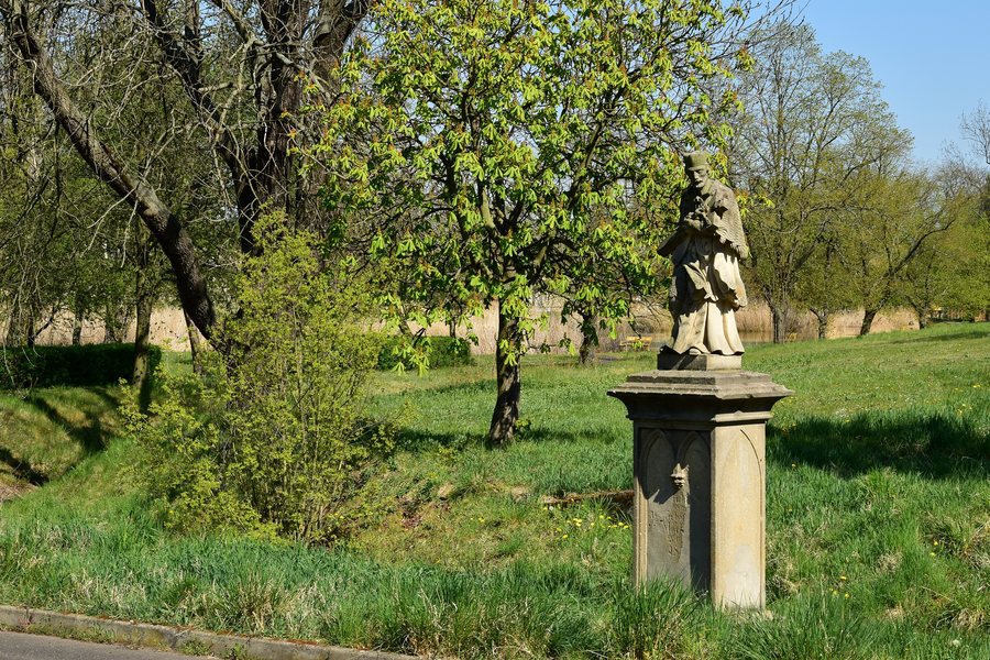 File:Blažim 2020-04-23 Socha svatého Jana Nepomuckého.jpg