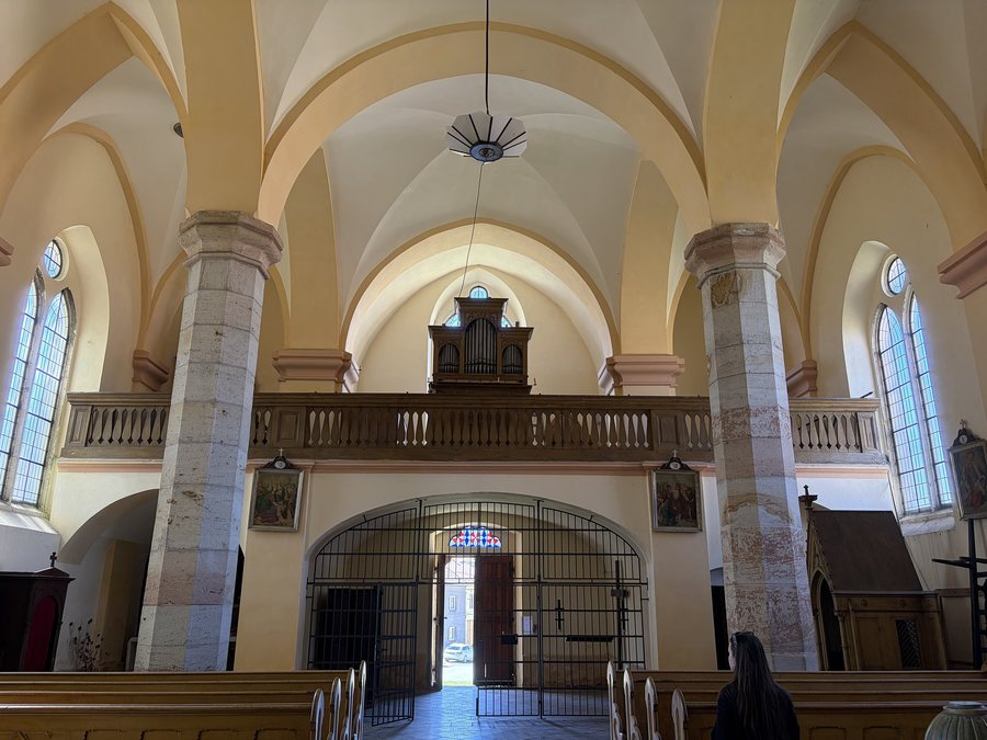File:Kostel sv. Jakuba Většího (Srbeč) - kruchta s varhany.jpg