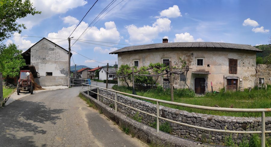 File:Narin, središče vasi (Pivka).jpg
