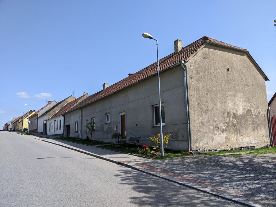 File:Bělčice - prostor slovanského pohřebiště u domu čp.jpg