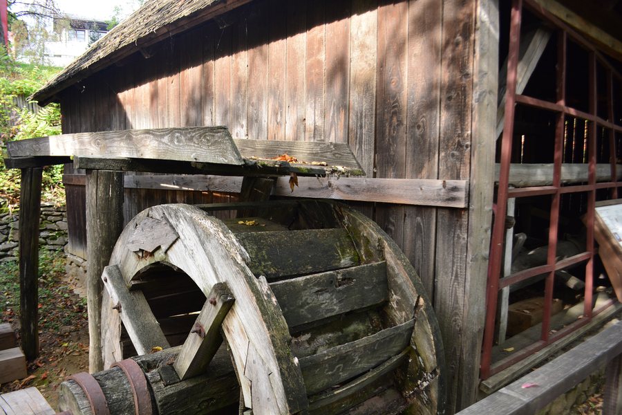 File:Water wheel of seed-fulling mill from Gura Râului, Sibiu in Village Museum, Bucharest.jpg