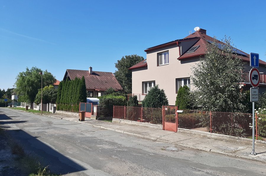 File:Spojovací street, east view, Červené Pečky.jpg