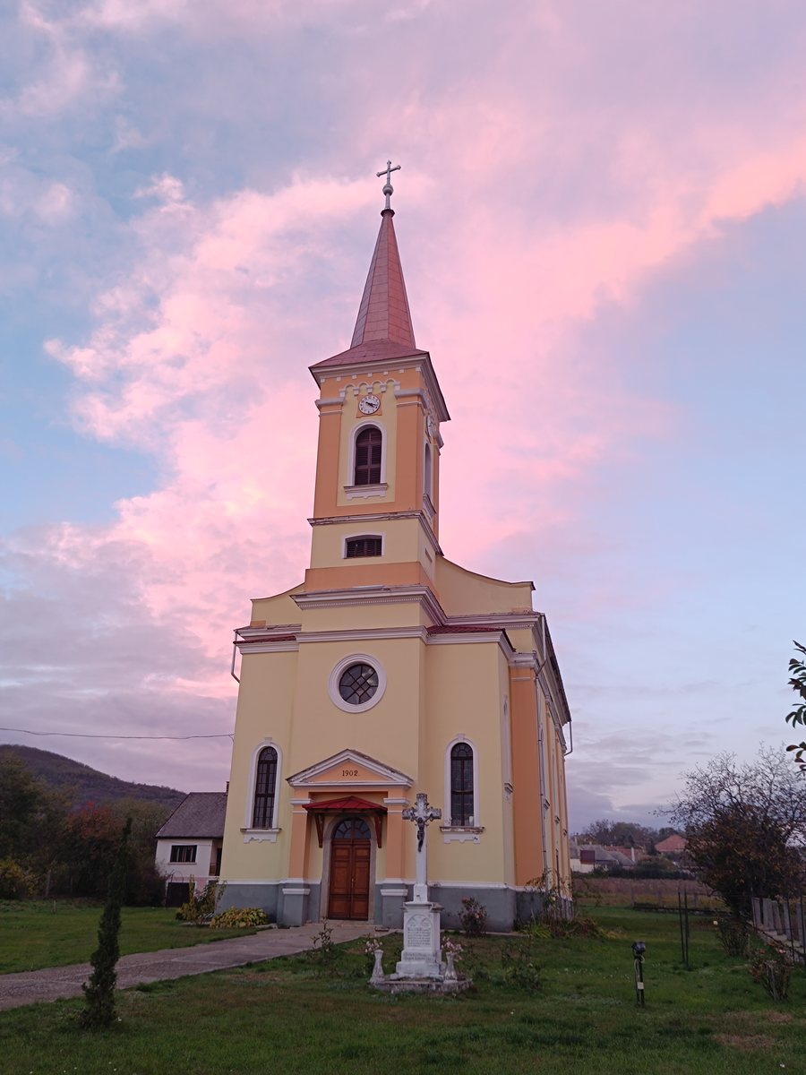 File:Legyesbénye, katolikus templom.jpg
