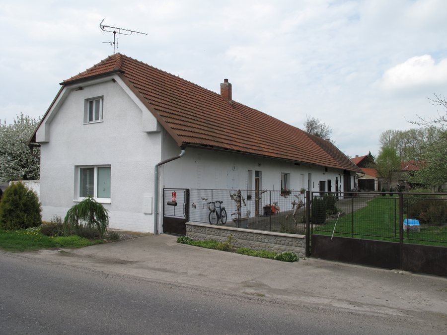 File:Kněžičky, bílý dům.jpg