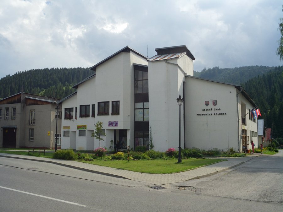 File:Pohronska Polhora city hall.JPG