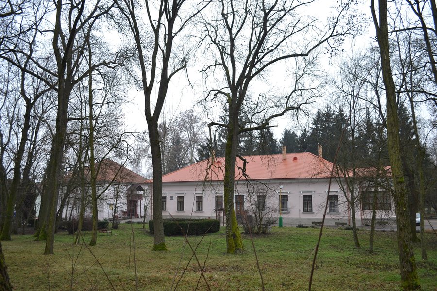 File:Čeláre (časť Kirť) - Kaštieľ a park.jpg