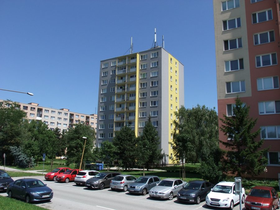 File:A block of flats, Bukovecká, Nad jazerom, Košice, Slovakia - 02.jpg