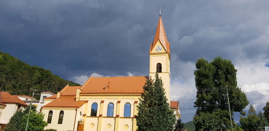 File:Trenčianske Teplice Kirche.jpg