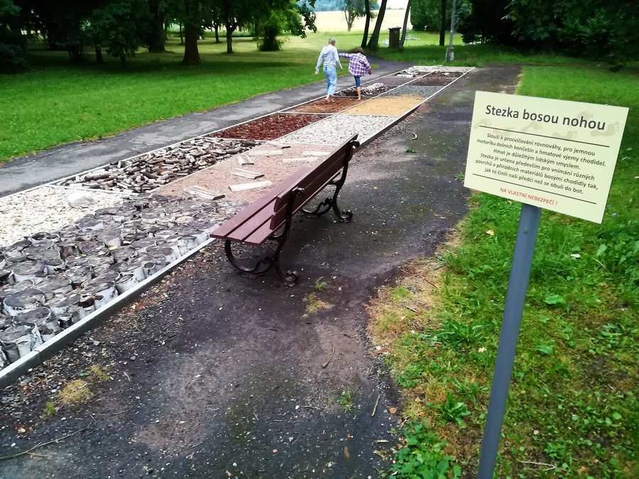 File:Stezka bosou nohou in Velichovky.jpg