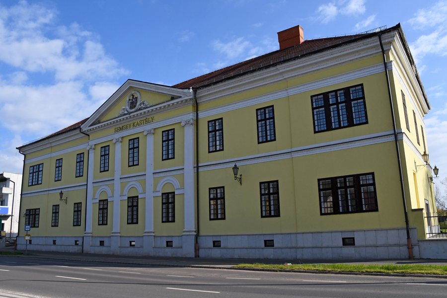 File:Balmazújváros, Semsey-kastély 2021 01.jpg