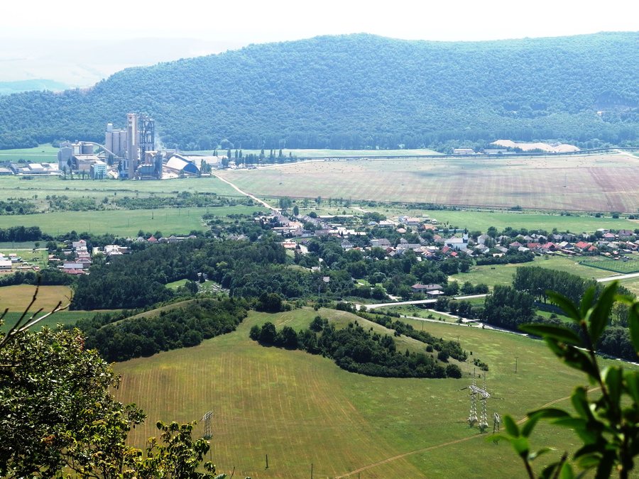 File:Dvorníky (Dvorníky-Včeláre), celkový pohľad.jpg