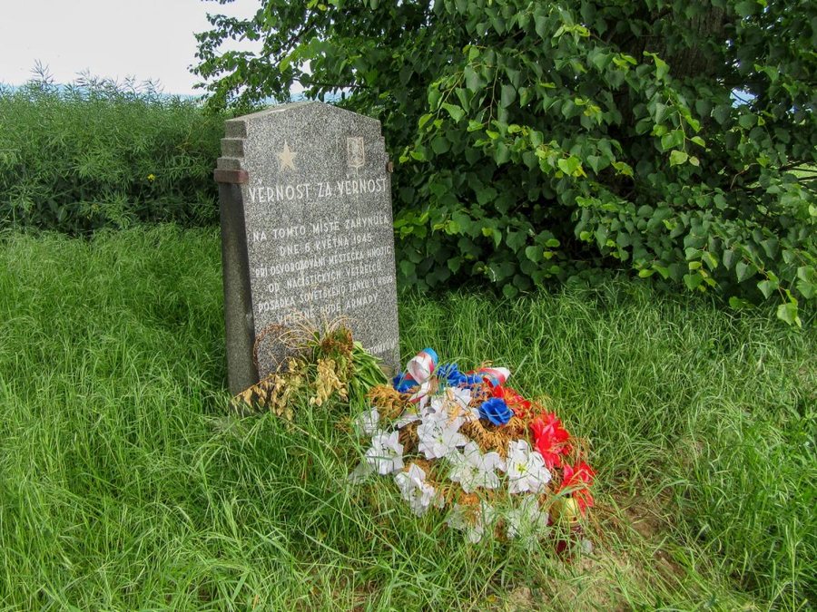File:Lužice u Šternberka, pomník sovětských tankistů.jpg