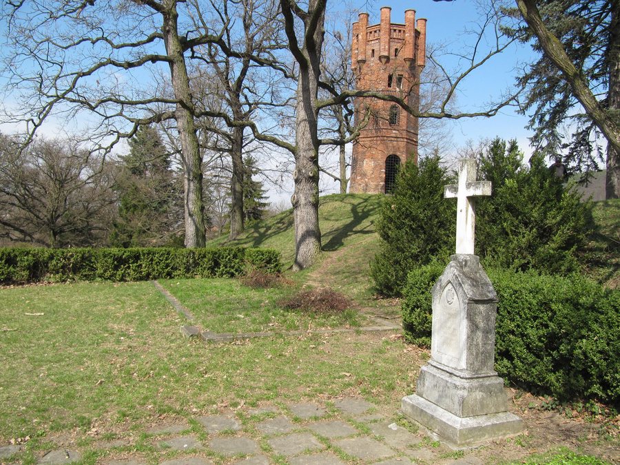 File:Čechy pod Kosířem, hrob.JPG