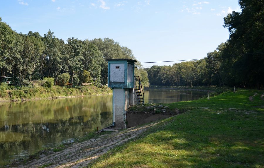 File:Stream gauge, Moravský Svätý Ján.jpg