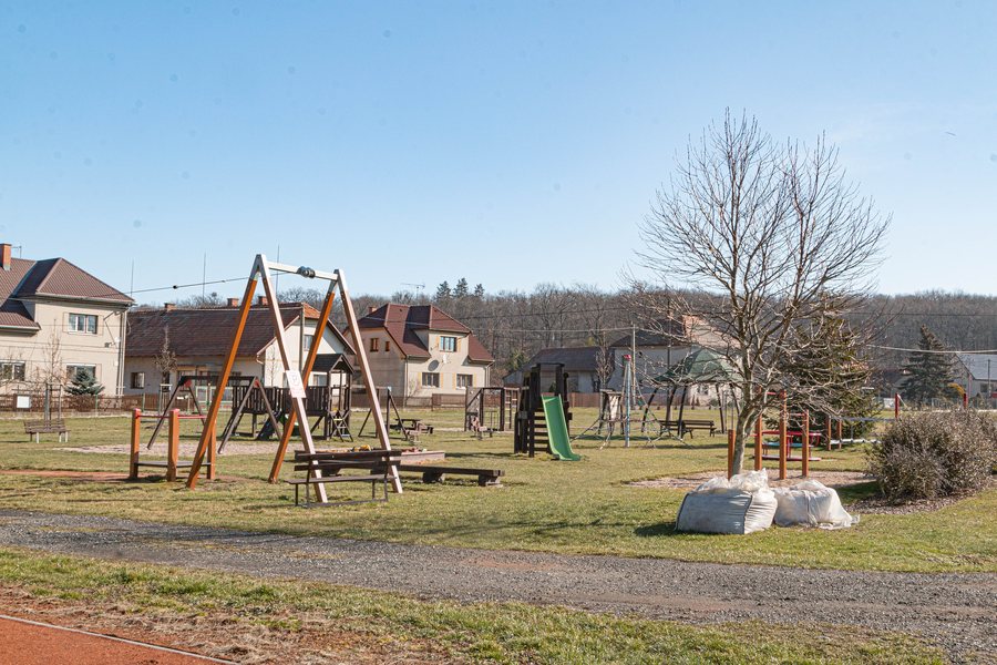 File:Dětské hřiště v obci Kobylice.jpg