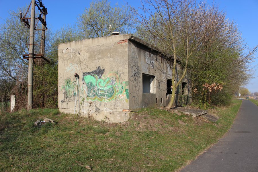 File:Záryby, opuštěná budova 01.jpg