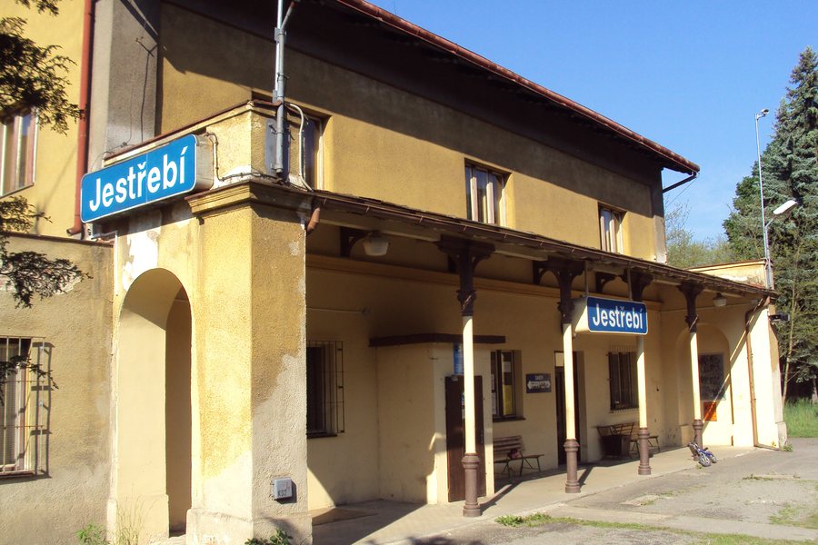 File:Jestřebí nádraží 2.jpg