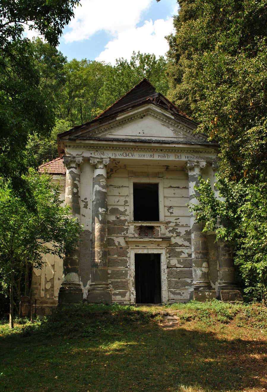 File:Čabradský Vrbovok - koháryovská kaplnka pod hradom Čabraď.JPG