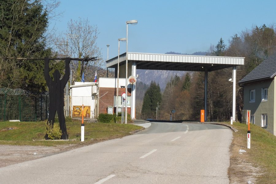 File:Mejni prehod Osilnica in Peter Klepec.jpg