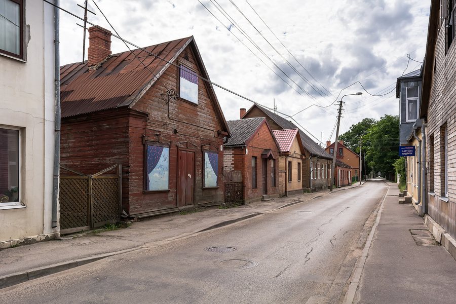 File:Old dwellings in Jekabpils, Latvia.jpg