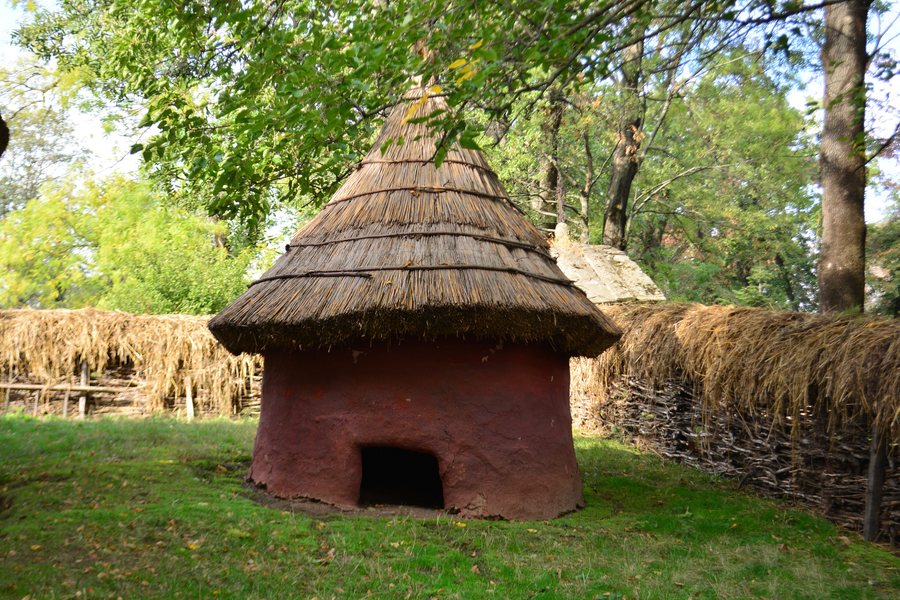 File:Chicken house from Curteni, Vaslui in Village Museum, Bucharest.jpg