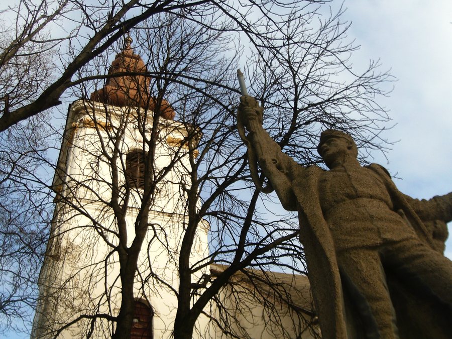 I. világháborús emlékmű és Református templom (1767), Petőfi tér, Szalkszentmárton