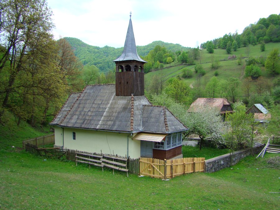 File:Biserica de lemn din Lunca Largă (10).jpg