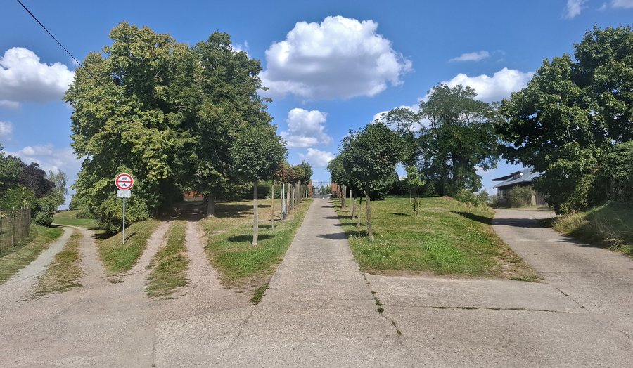 File:Praskačka, road to the cemetery.jpg