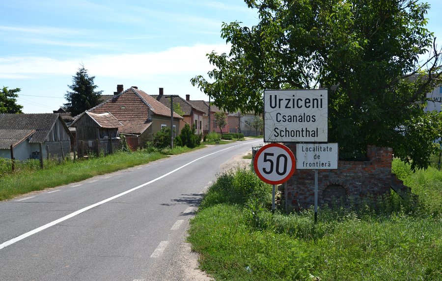 File:Urziceni (Csanálos, Schontal) - trilingual city sign.jpg