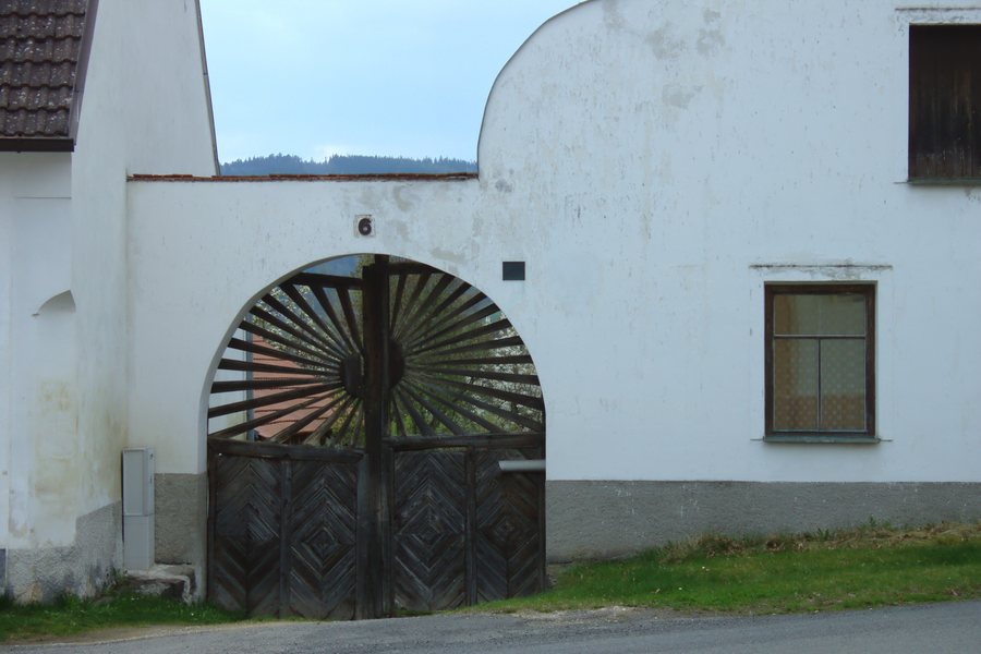 File:Dobršín, brána.jpg